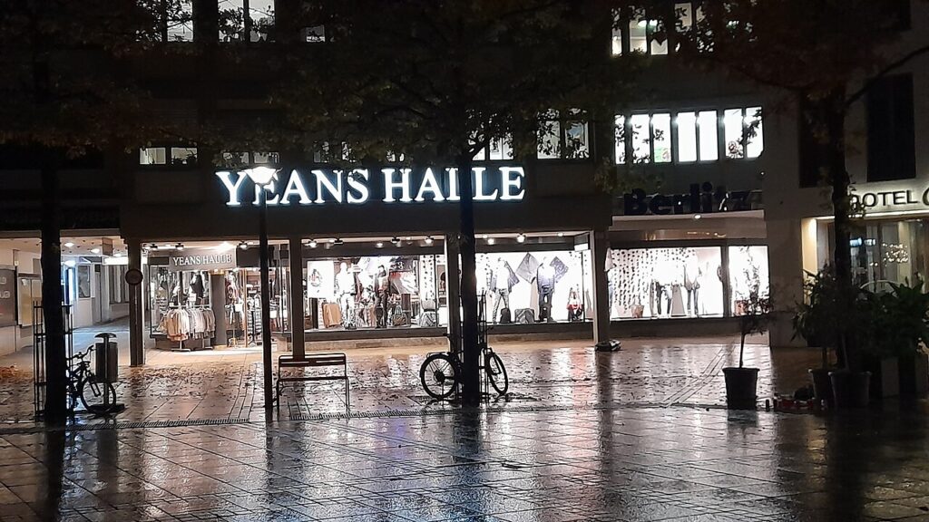 Yeans Halle - Anbieter von Jeansmode mit insgesamt 18 Filialen, hat ein Schutzschirmverfahren beantragt. 270 Arbeitsplätze betroffen