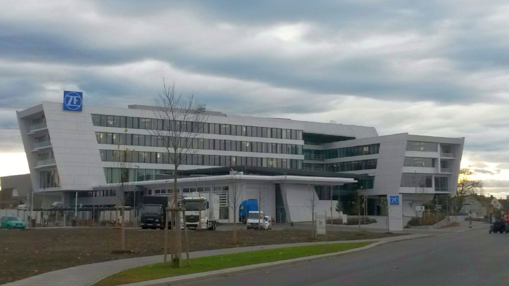 Zukunft Elektroauto: ZF-Friedrichshafen steht vor massivem Stellenabbau. Mitarbeiter protestieren gegen geplanten Kahlschlag
