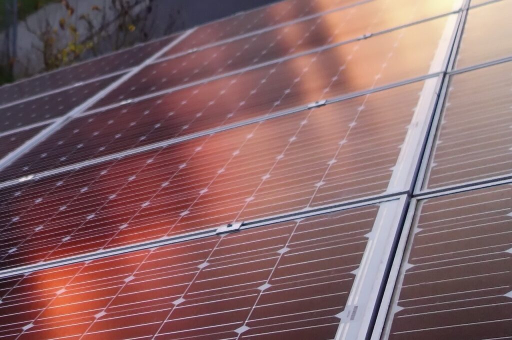 Krisenwelle erfasst Solarbranche: Meyer Burger fordert staatliche Unterstützung und prüft Schließung der Produktion in Deutschland