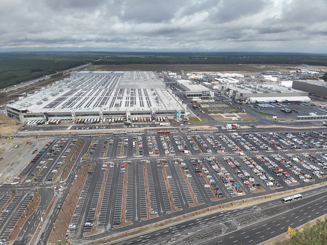 Tesla-Fabrik in Grünheide überschreitet zulässige Grenzwerte für Schadstoffe um ein Vielfaches