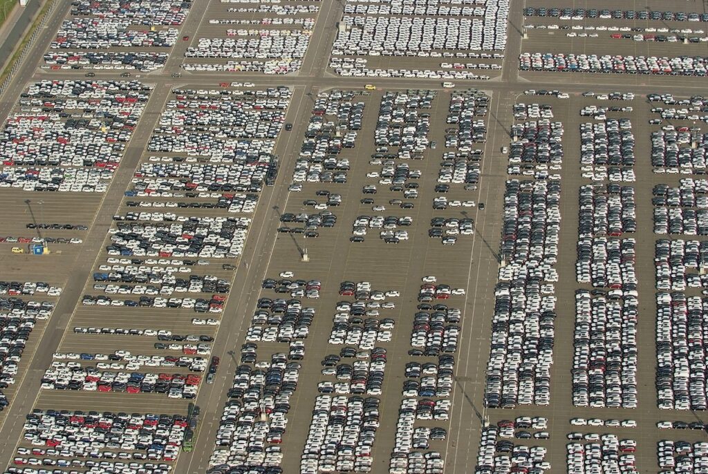 Sinkende Nachfrage nach Elektroautos führt zu überfüllten Stellflächen in den Autoterminals von Bremerhaven und Zeebrugge