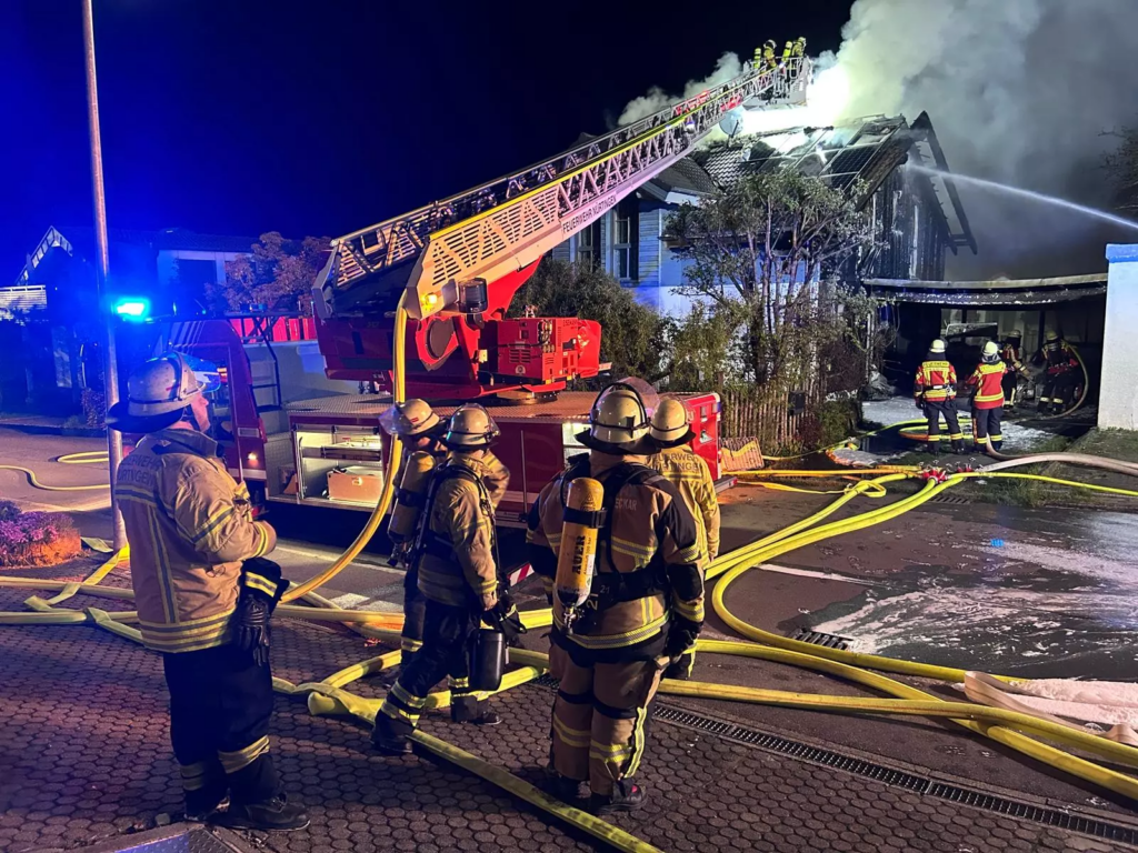Nächtliches Inferno: E-Auto setzt Haus in Brand  - 500.000 Euro Schaden - Wohnhaus unbewohnbar
