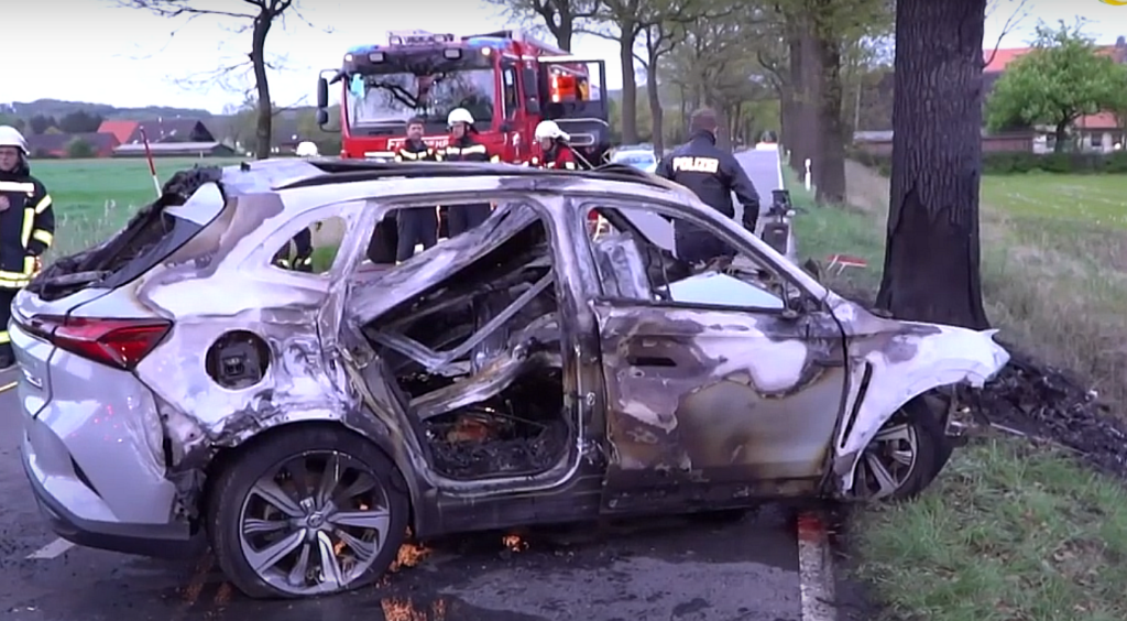Tragisches Unglück auf der L90: Elektroauto kollidiert mit Baum und geht sofort in Flammen auf. Kind aus brennendem Elektroauto gerettet