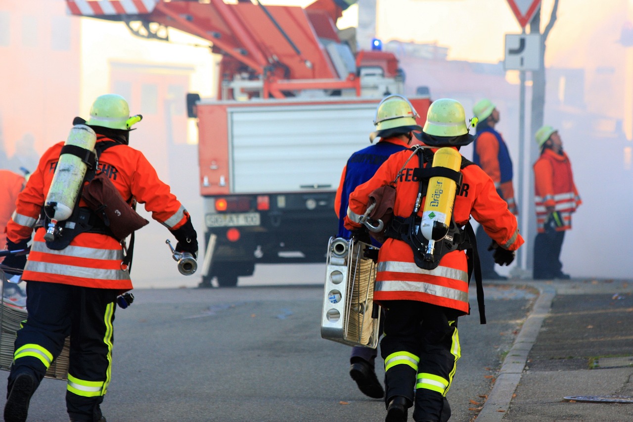 Komplette Wohnung in Flammen: Berliner Feuerwehr warnt vor E-Bike-Akkus