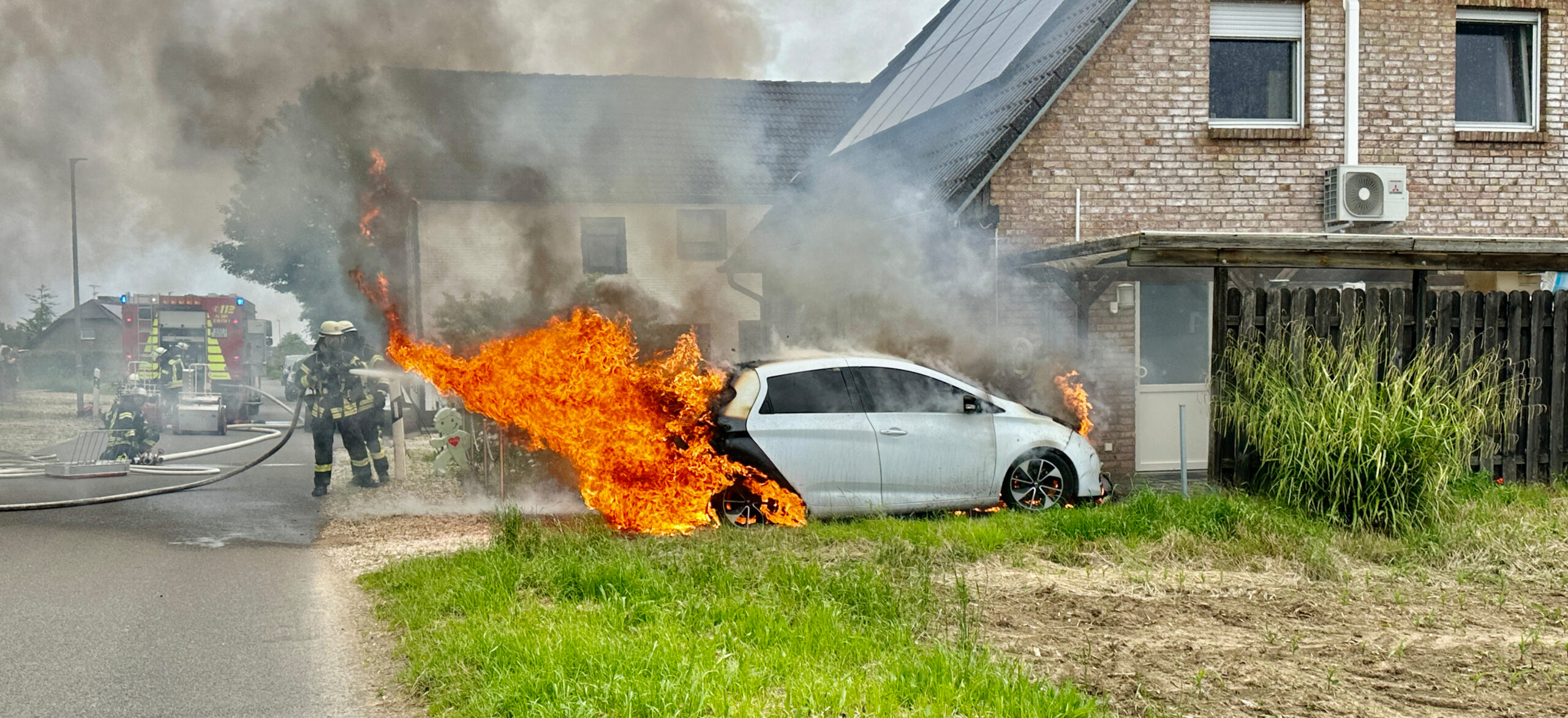 Selbstentzündung in Schwalmtal: Elektroauto fängt beim Laden Feuer