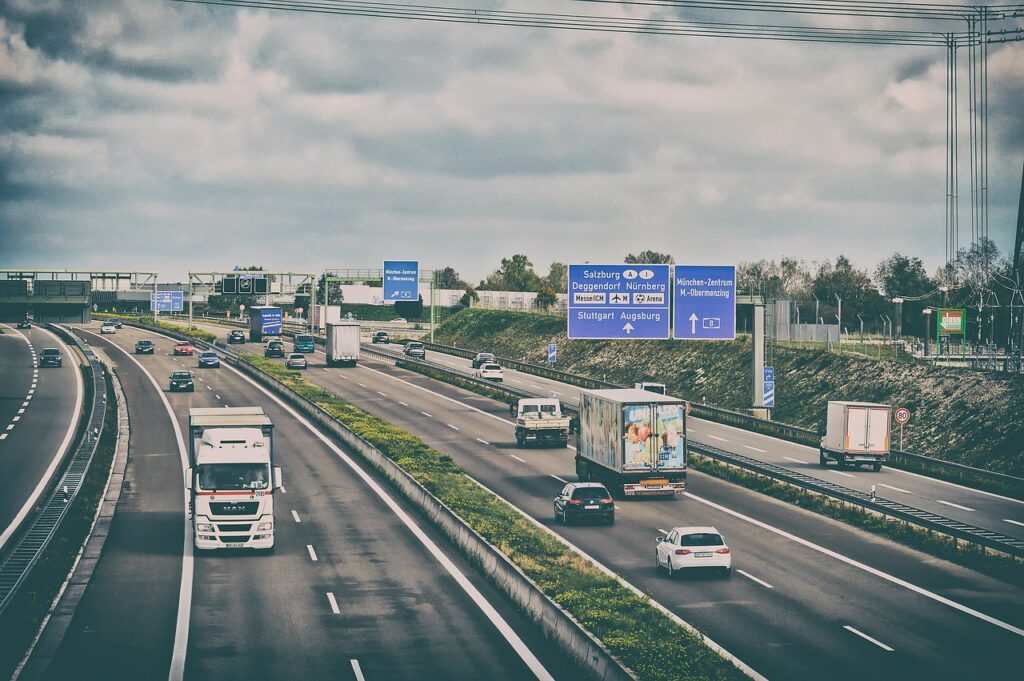 Während einige Parteien in Deutschland ein  generelles Tempolimit fordern, lassen mehrere europäische Staaten Autofahrer wieder schneller fahren