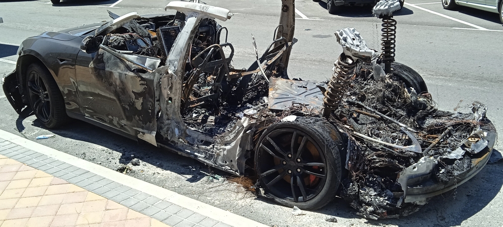 Elektroauto-Brand in Wiesbadener Tiefgarage: Großalarm für Feuerwehr