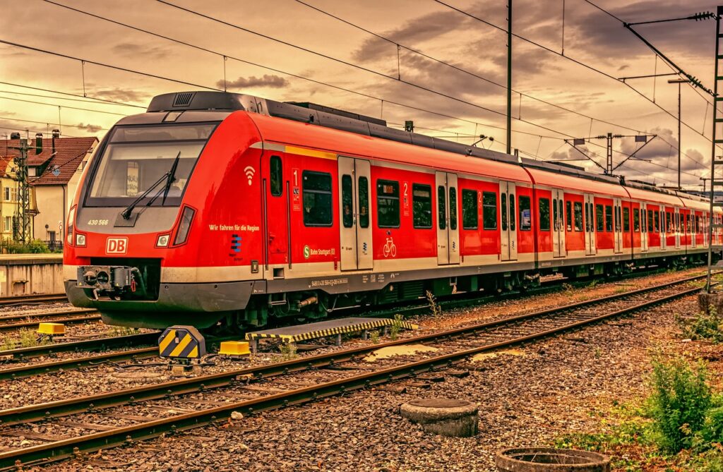 Bahn lässt nachts leere Geisterzüge um Berlin kreisen, weil es nicht genug Abstellflächen gibt. Lokführer fehlen dann im regulären Betrieb