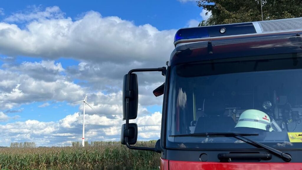 Windrad-Unfall im Kreis Gütersloh - Splitter eines Flügels kontaminieren umliegende Felder. Vernichtung von 200 Tonnen Mais angeordnet