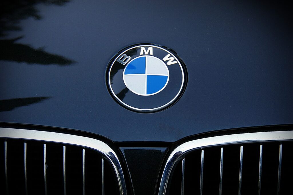 Gehaltskürzungen - BMW-Mitarbeiter akzeptieren finanzielle Zugeständnisse. Keine Entlassungen oder Werkschließungen geplant