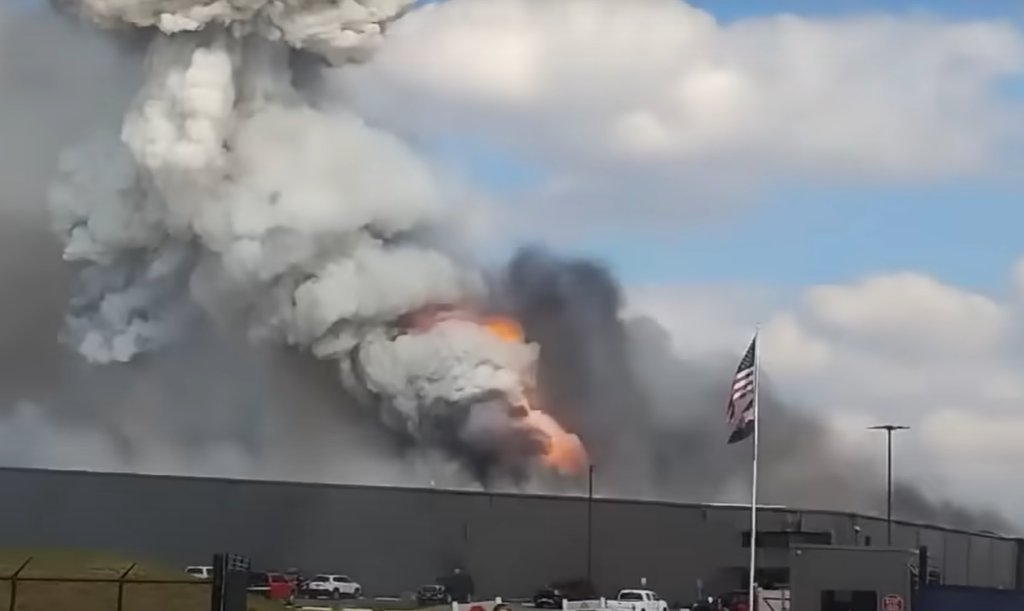 Explosion in eine Batterierecycling-Anlage für Lithium-Ionen-Batterien löst Großbrand aus. Einwohner aus Fredericktown in Missouri evakuiert