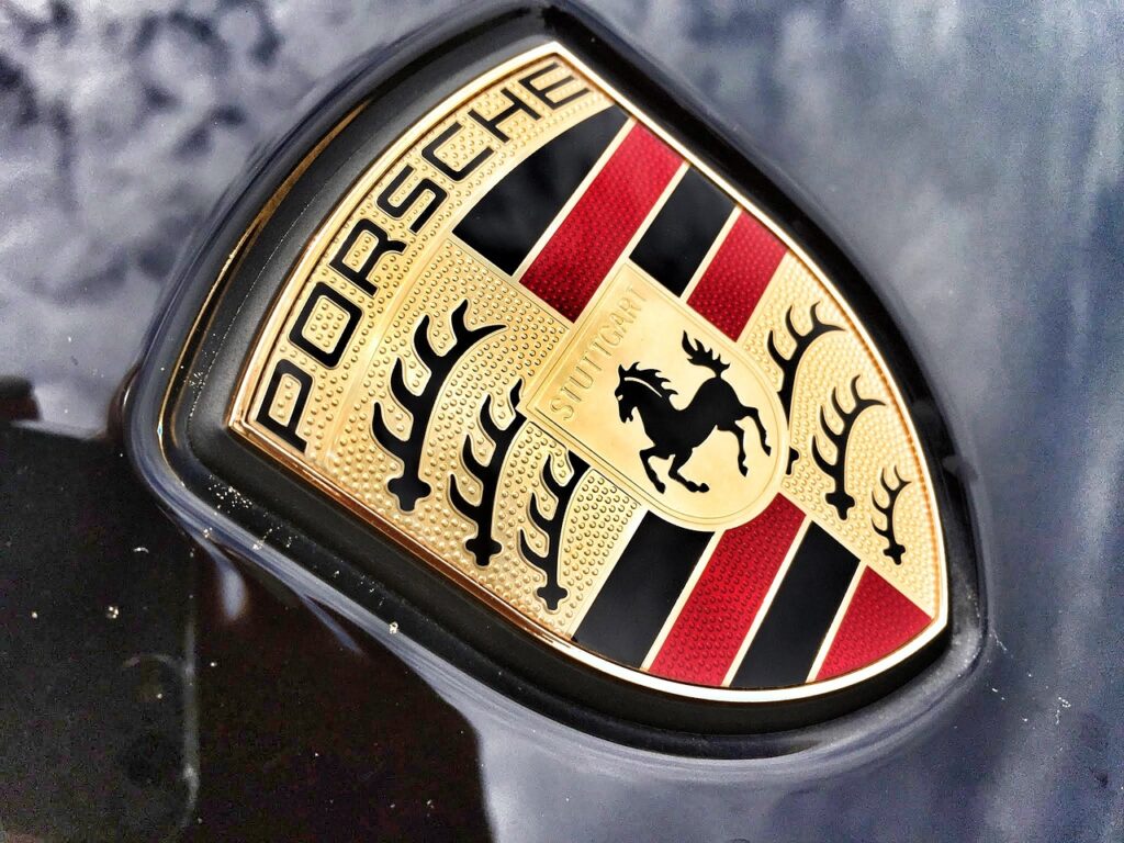 Krise trifft jetzt auch Porsche - verfehlte Ziele der E-Auto-Strategie, sowie schwacher Absatz in China bedrohen 8000 Arbeitsplätze