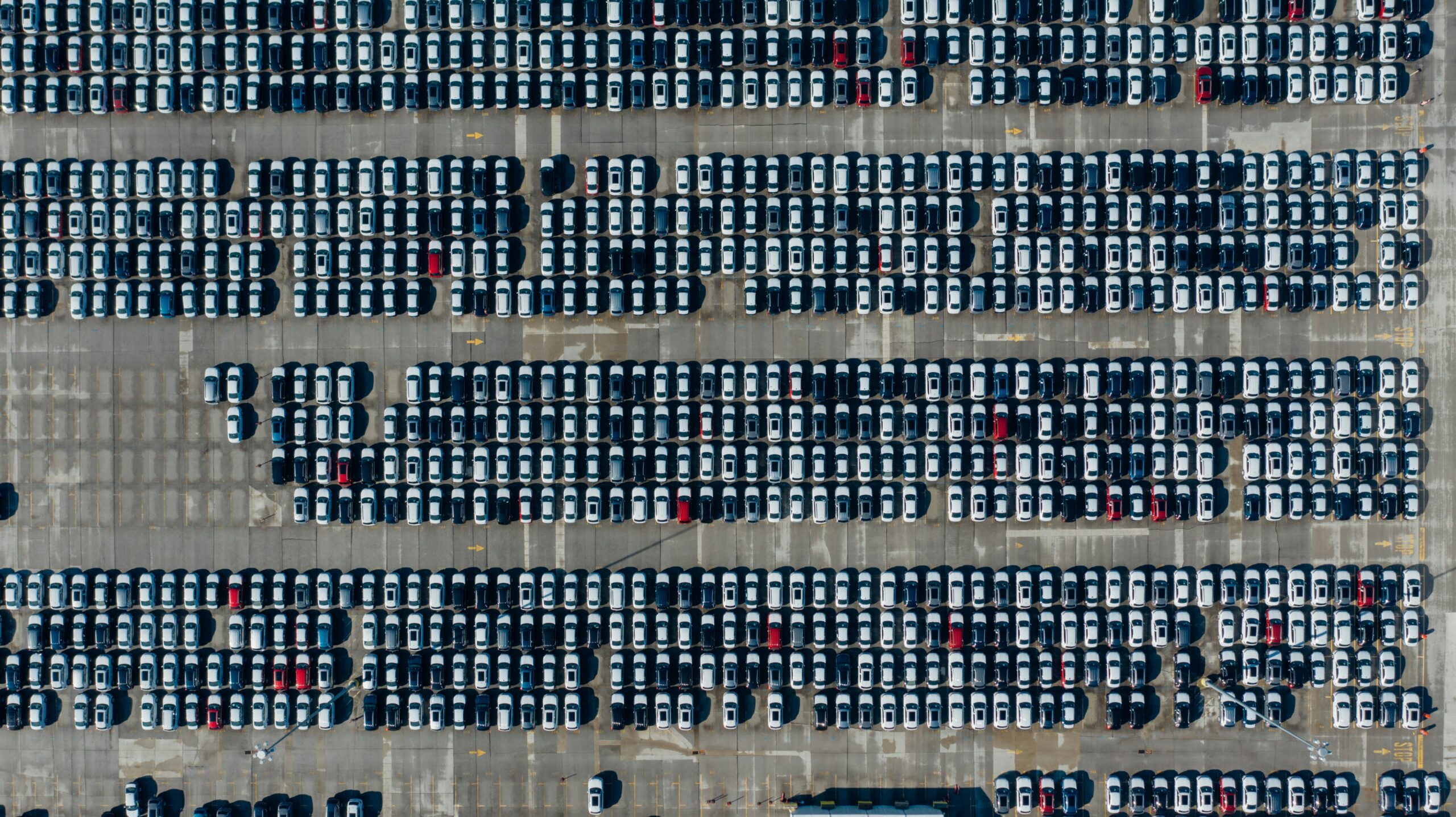 Unverkäufliche Neuwagen – in Essen verrotten 6000 Autos auf einem gigantischem Parkplatz