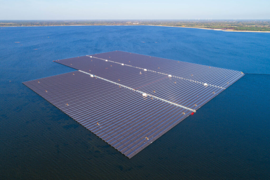 Noch vor der Inbetriebnahme wurde die schwimmende Solaranlage auf dem Cottbuser Ostsee durch einen Sturm schwer beschädigt