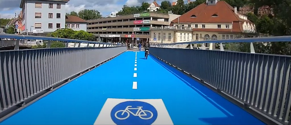 Tübingen eröffnete im Oktober eine beheizbare Radbrücke für 16 Millionen Euro, doch die Heizung funktioniert bereits nicht mehr
Bild: YouTube