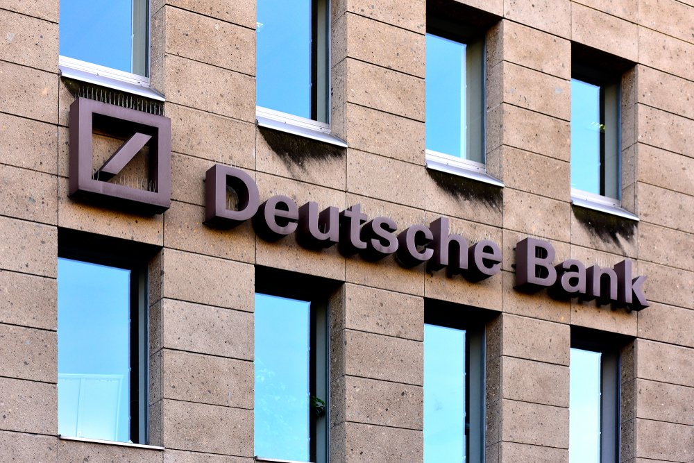 Die Deutsche Bank setzt ihren Sparkurs fort und plant den Abbau von 2.000 Stellen sowie weitere Filialschließungen