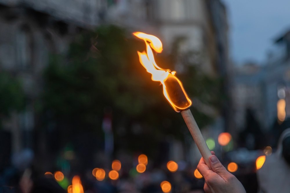 Rund 400 Bürger protestierten mit Fackeln und einem Mahnfeuer gegen Windkraftanlagen am Wallfahrtsort Maria Vesperbild