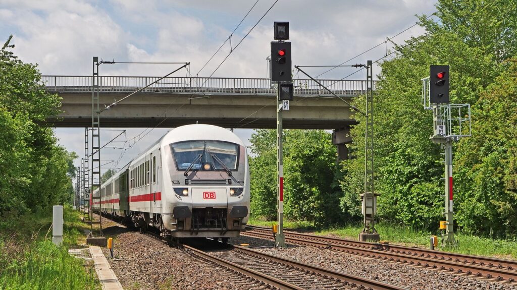 Erstmals seit Jahren hat sich der Zustand des deutschen Schienennetzes 2024 nicht weiter verschlechtert. Verbesserungen bei Gleisen und Bahnhöfen stehen einem Investitionsstau von 110 Milliarden Euro gegenüber.