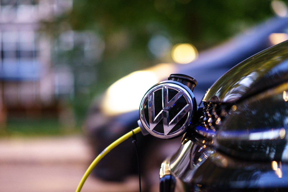 Deutsche Autohersteller dominieren Anfang 2025 den E-Auto-Markt: Ihr Marktanteil stieg auf 66 %, während Tesla stark verlor. VW führt mit hohen Zuwächsen, BMW legt zu – Mercedes schwächelt.