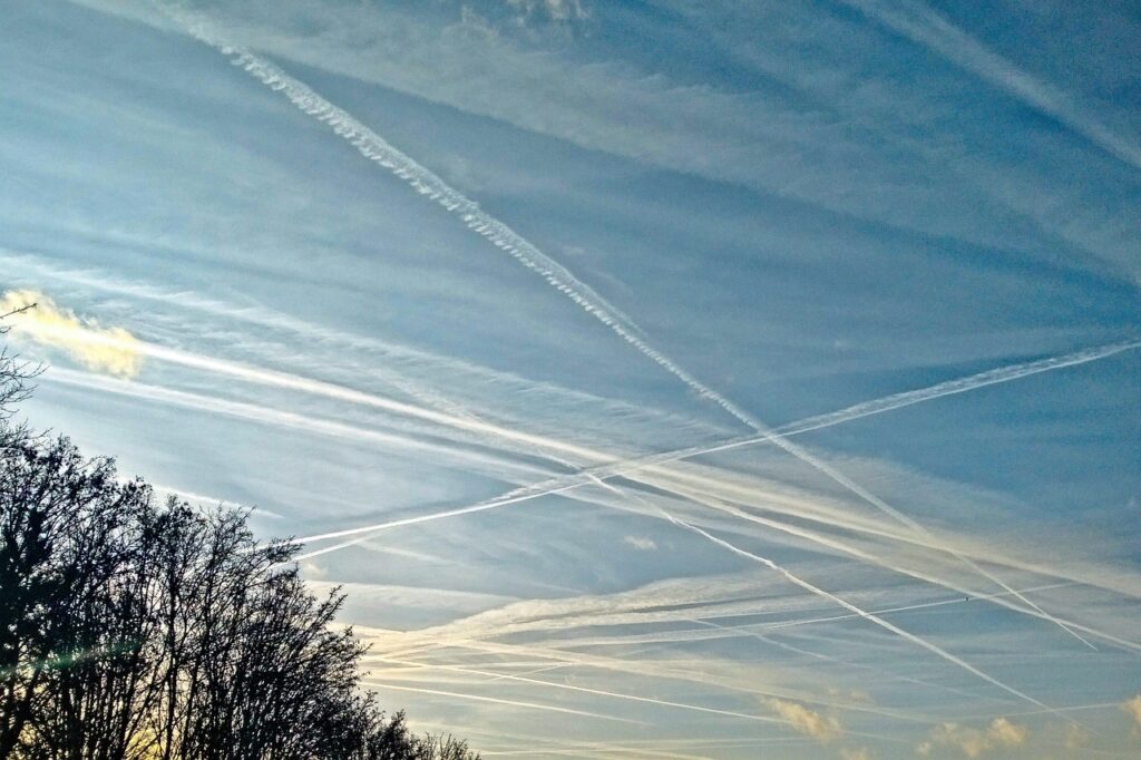 Großbritannien startet Experimente mit Flugzeugen zur Sonnenverdunkelung. Sulfatpartikel sollen Sonnenstrahlen reflektieren