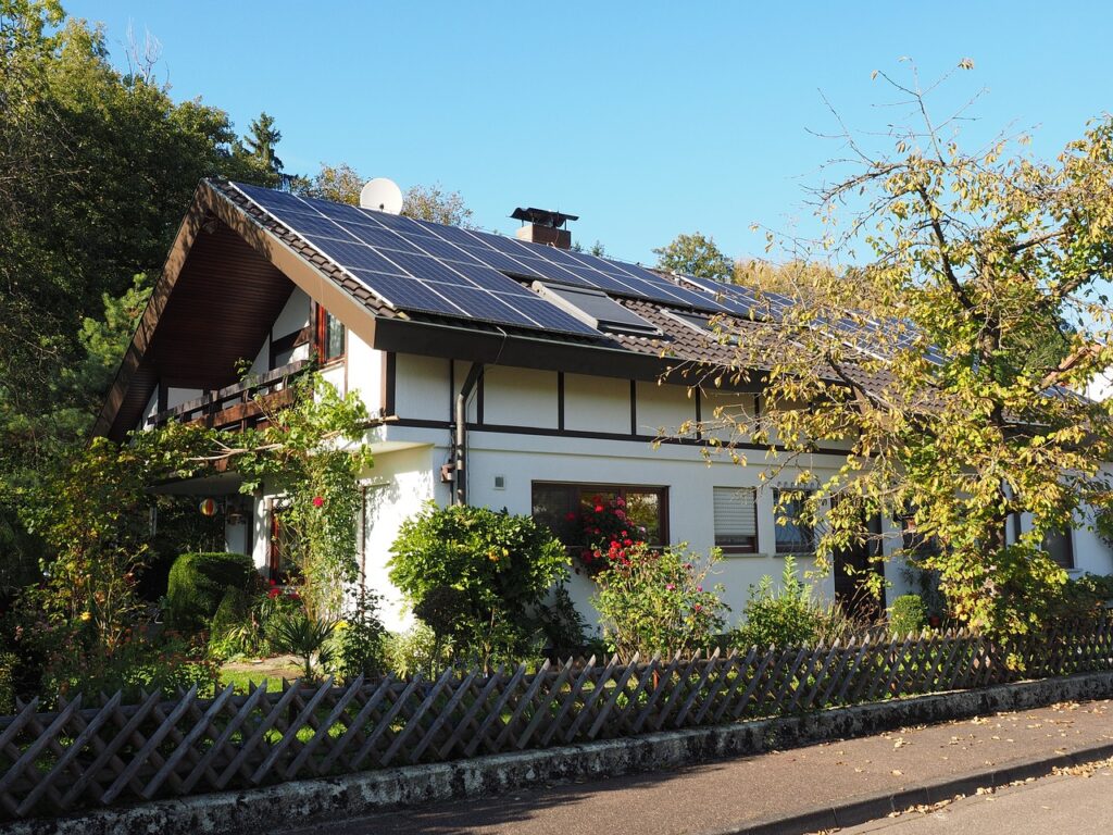 Das Solarunternehmen Enpal schreibt 2024 erneut Verluste und plant einen umfassenden Konzernumbau mit Fokus auf Wärmepumpen