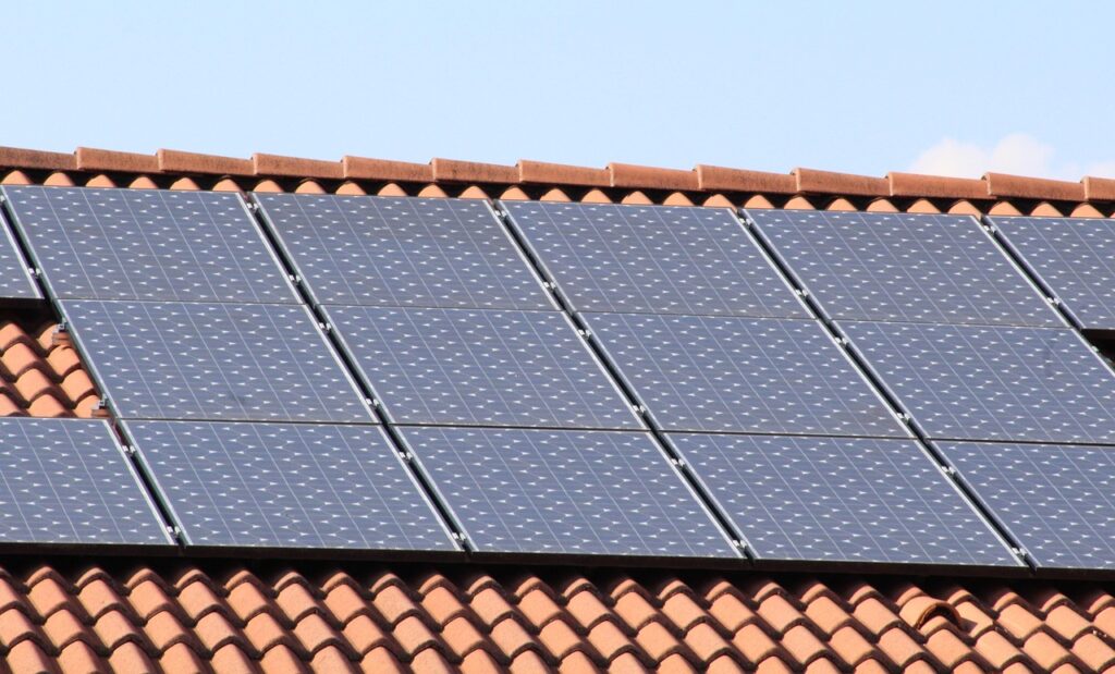 "Null-Kosten“-Solaranlagen entpuppen sich oft als teure Kostenfallen. Die Verbraucherzentrale Saarland warnt vor versteckten Risiken