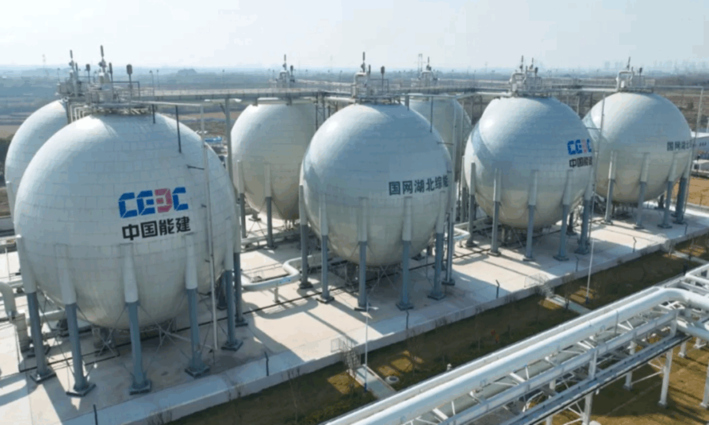 China nimmt das weltweit größte Druckluftspeicherkraftwerk in Betrieb – ein Meilenstein für erneuerbare Energien und stabile Stromnetze.