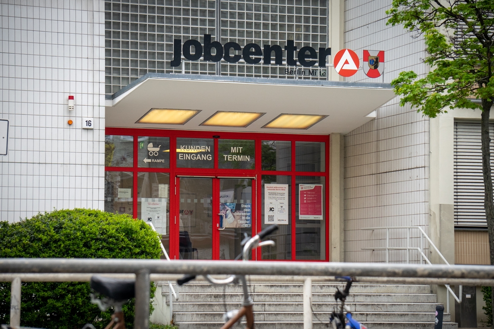 Jobcenter stecken über 60 % ihres Budgets in Verwaltung statt Vermittlung – Milliarden für Arbeitslose bleiben ungenutzt
