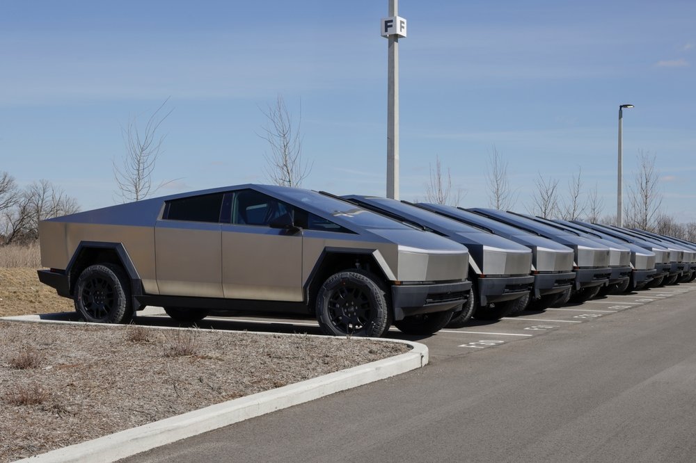 Tesla steckt in der Krise: Über 10.000 Cybertrucks stehen unverkauft auf Halde - das Zusatzakku-Projekt ist gescheitert