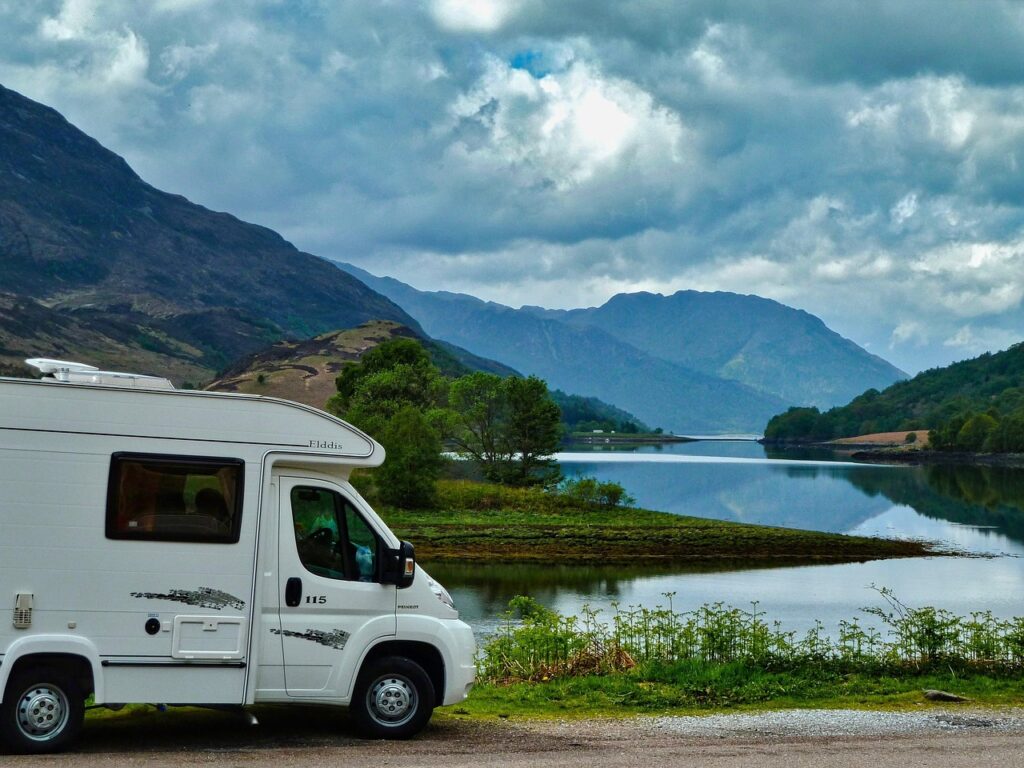 Europa verschärft die Regeln für Reisen mit dem Wohnmobil - strenge Gesetze verbieten das Übernachten außerhalb offizieller Stellplätze