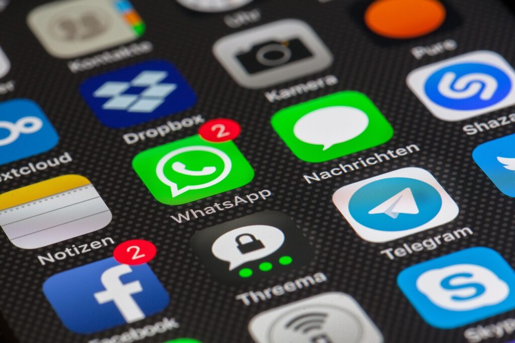 Neuseeland plant ein Verbot von Social Media für unter 16-Jährige: Premierminister Luxon fordert strenge Alterskontrollen für Plattformen wie TikTok und Instagram, um Kinder vor schädlichen Inhalten zu schützen.