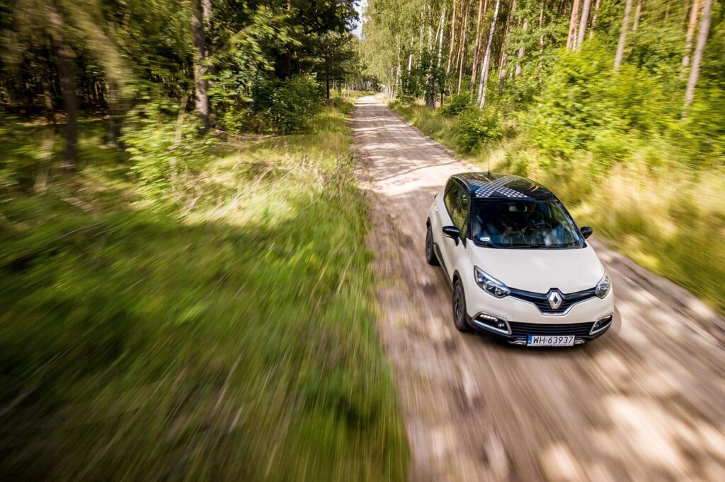 Renault- und Stellantis-Chefs warnen vor Untergang der europäischen Autoindustrie - Strenge EU-Regeln gefährden Produktion in Europa