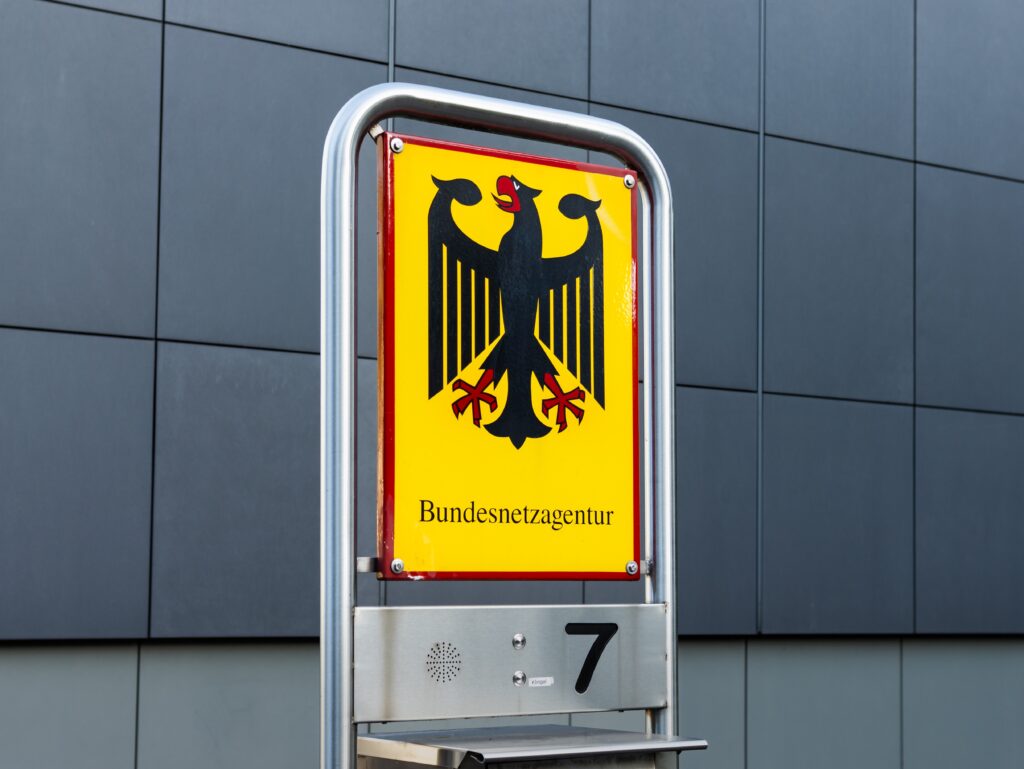 Bundesnetzagentur plant Reform der Netzentgelte: Künftig sollen auch Stromproduzenten an den Netzkosten beteiligt werden. Ziel ist eine gerechtere Kostenverteilung und flexiblere Strompreise.