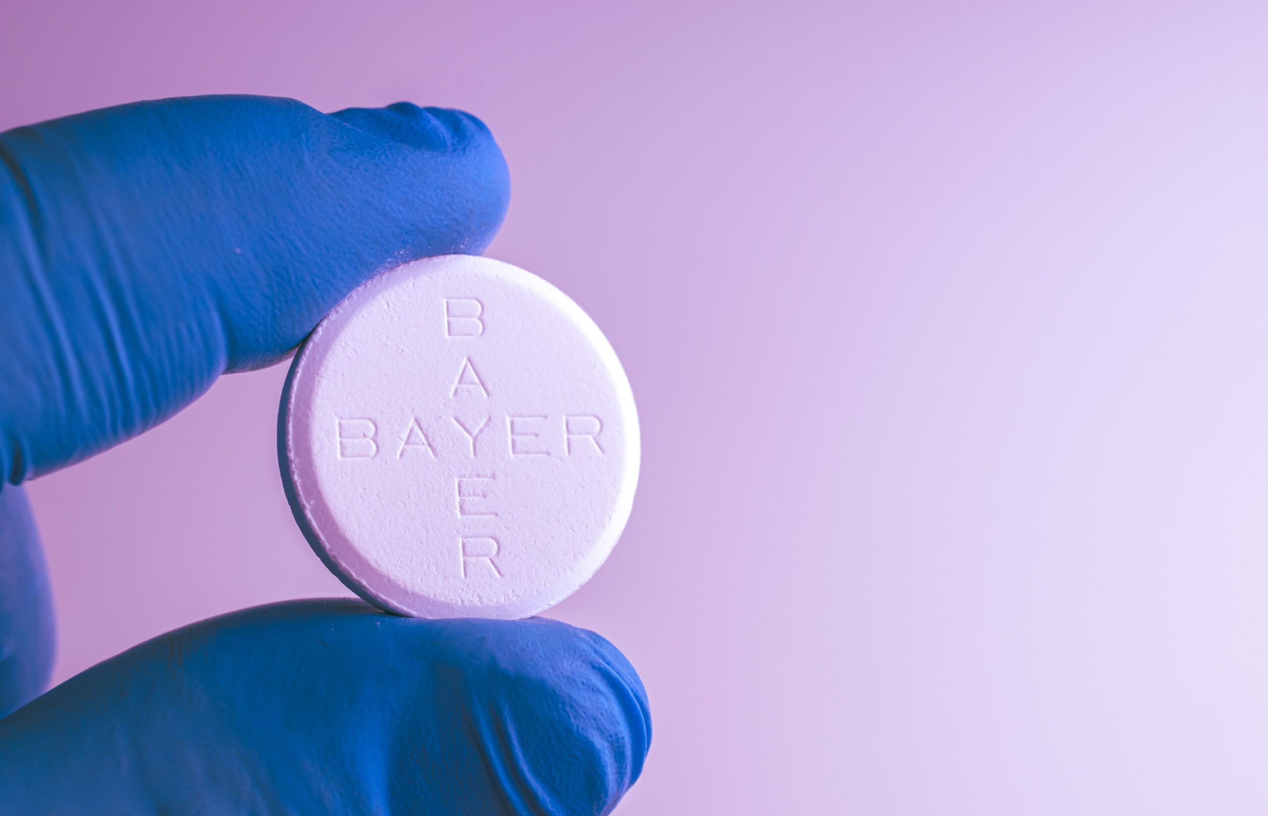 Bayer plant die Schließung seines Frankfurter Standorts mit 500 Mitarbeitern bis 2028 und den Abbau von 200 Stellen in Dormagen. Gewerkschaften kritisieren die Pläne scharf und fordern Alternativen.