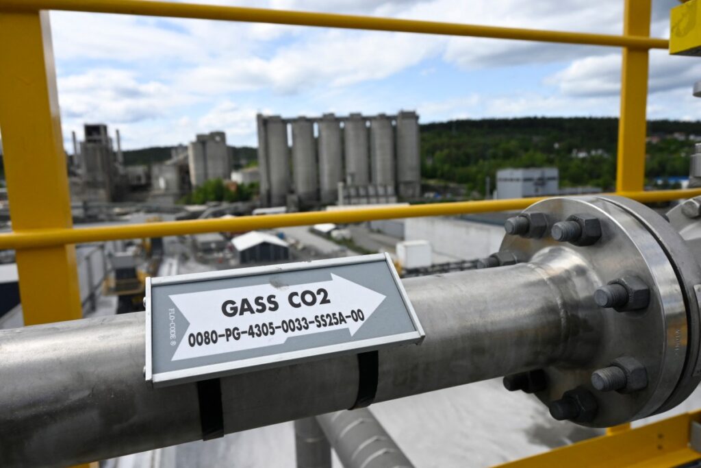 EU beschließt Ausnahmen bei CO2-Grenzabgabe: Importe bis 50 Tonnen jährlich künftig ohne Gebühren. Mittelstand soll profitieren, Wettbewerbsnachteile werden abgefedert.