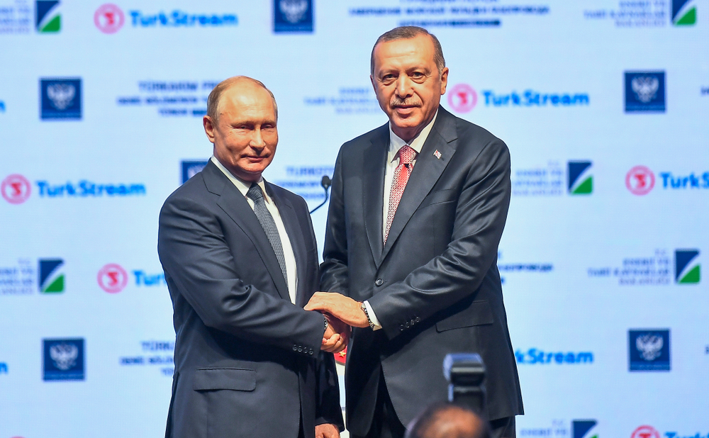 Russland nutzt Ankara als neue Gasdrehscheibe, um den EU-Ausstieg zu kompensieren – LNG-Ausbau, Pipeline-Deals und Folgen im Überblick
