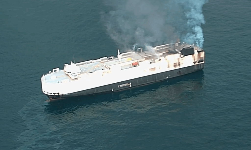 Autofrachter mit Elektroautos brennt im Nordpazifik. Crew evakuiert. Die US-Coast Guard koordiniert Bergung und warnt vor Umweltgefahren