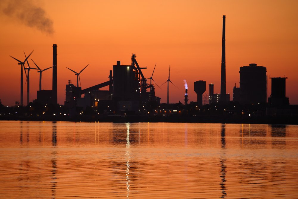 ArcelorMittal stoppt grüne Stahlpläne in Deutschland trotz Milliardenförderung – hohe Kosten und China-Konkurrenz bremsen die Klimawende.
