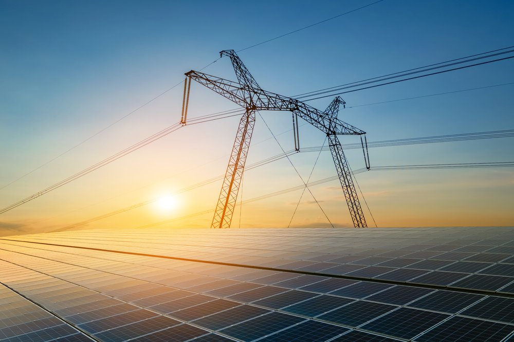 In Bayern wird Solarstrom zunehmend per Redispatch abgeregelt. Viele Landwirte können ihren Strom nicht einspeisen, Entschädigungen bleiben teils aus.