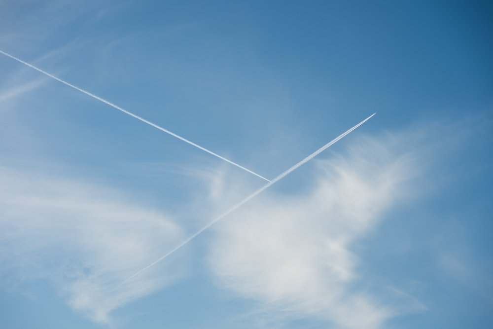 EU plant Änderung von Flugrouten zur Vermeidung von Kondensstreifen – Airlines kritisieren wissenschaftliche Unsicherheit