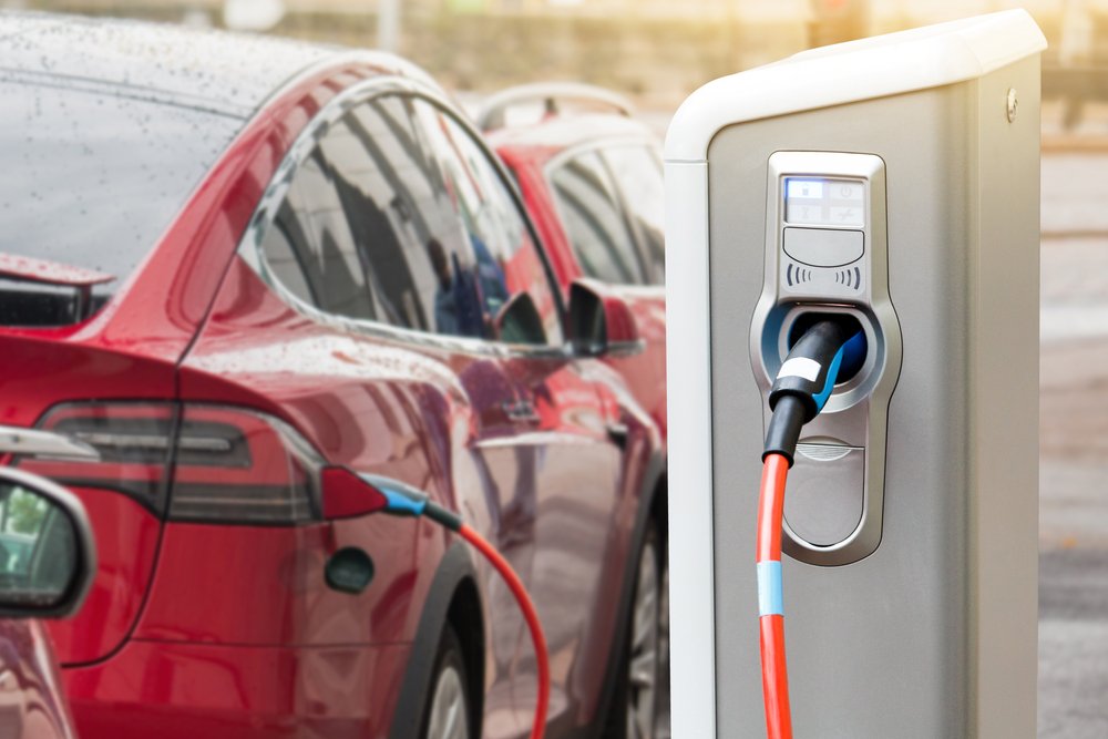 Verbraucherzentrale kritisiert hohe Strompreise für E-Autos. Öffentliches Laden benachteiligt viele – faire Tarife sollen Abhilfe schaffen