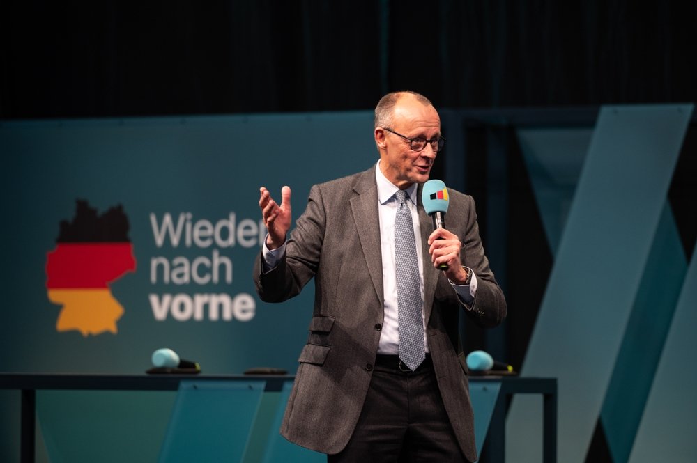 Investitionsgipfel 2025: Friedrich Merz präsentiert Milliardenpläne – doch Stellenabbau und Werksschließungen dominieren die Realität