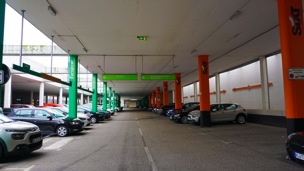 EU plant Verbot für Verbrenner-Mietautos ab 2030. Anbieter und Kunden stehen vor steigenden Kosten und fehlender Ladeinfrastruktur
