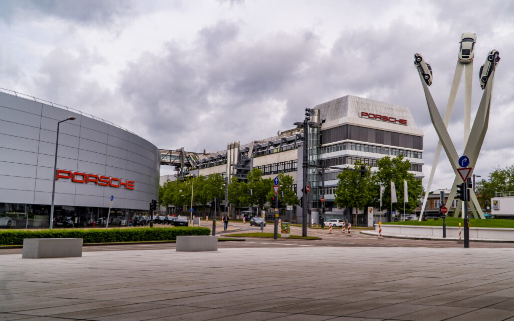 Porsche plant weiteren Personalabbau. Konzernchef Blume bereitet Belegschaft auf harte Einschnitte vor. 5000 Jobs in Gefahr