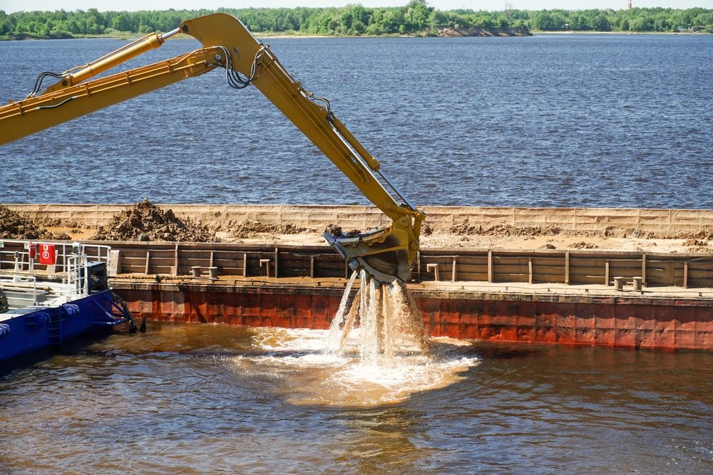 Giftiger Schlick aus LNG-Baustelle Brunsbüttel verklappt – Umweltschützer warnen vor Gefahren für Wattenmeer und marine Lebensräume