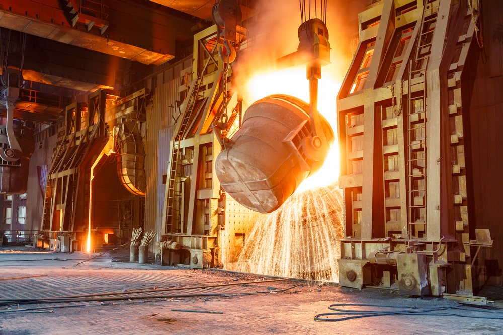 Deutsche Stahlproduktion bricht um 12 % ein. Hohe Energiekosten und niedrige Stahlpreise aus dem Ausland bedrohen die Wettbewerbsfähigkeit