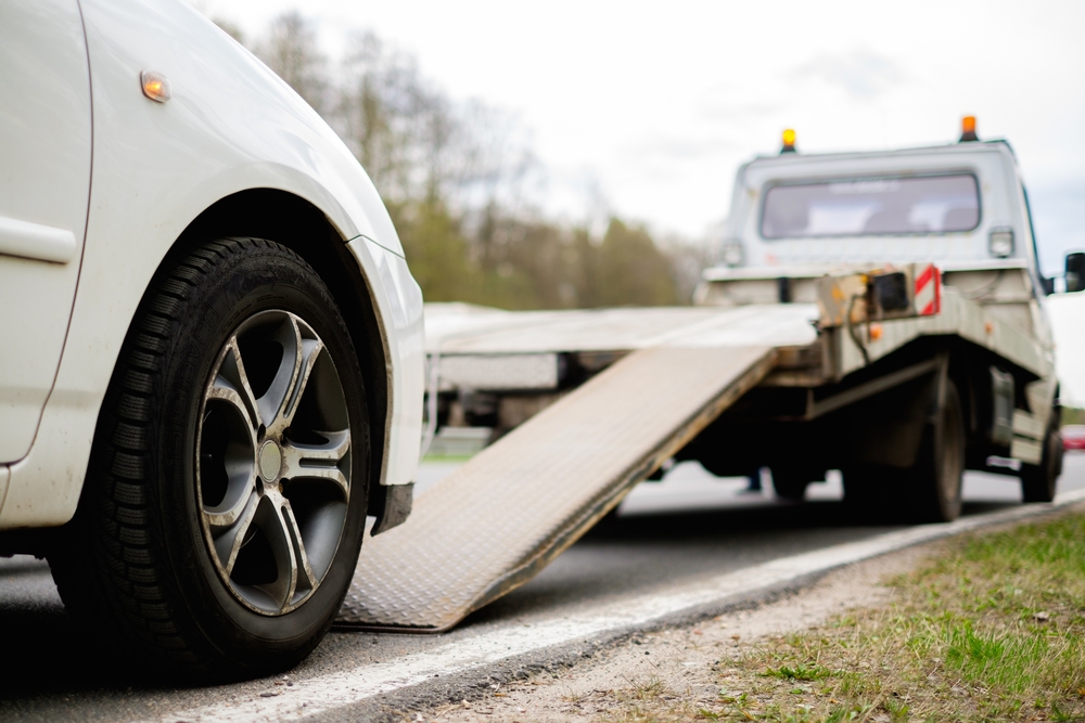 Abschleppen von Elektroautos kostet teils über 2.000 Euro - so steigen die Abschleppkosten und was die E-Auto Versicherung zahlt