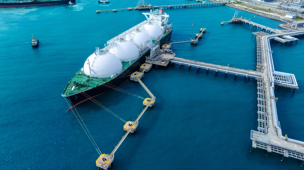 LNG-Terminal Rügen läuft mit gas- und dieselbetriebenen Schiffsgeneratoren statt Landstrom. Kritik wegen Emissionen und Lärm wächst