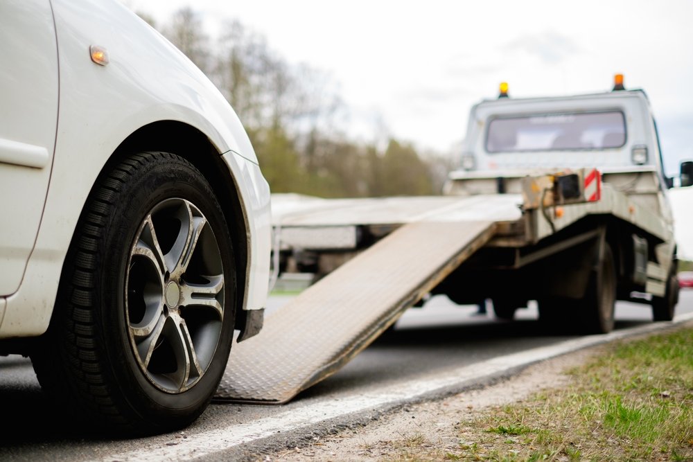 Abschleppen von Elektroautos kostet teils über 2.000 Euro - so steigen die Abschleppkosten und was die E-Auto Versicherung zahlt