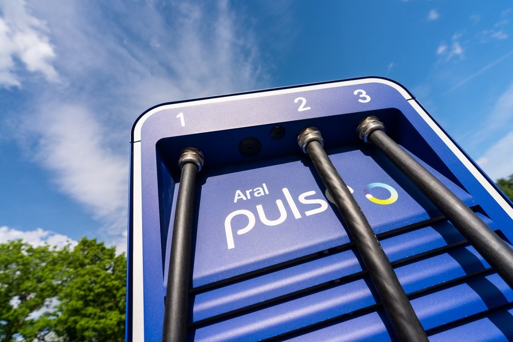 Aral Pulse sperrt ab September 2025 Pkw von Lkw-Ladesäulen aus. Fokus auf Elektro-Lkw, Schnellladen und klare Ladeinfrastruktur